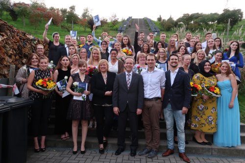 Die AGewiS lud die 48 Absolventinnen und Absolventen zu einem Festakt auf :metabolon ein. (Foto: AGewiS) Die AGewiS lud die 48 Absolventinnen und Absolventen zu einem Festakt auf :metabolon ein. (Foto: AGewiS)