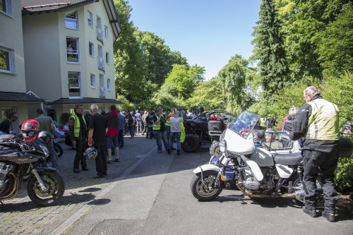 Rund Motorräder mit Beiwagen, einige Quads und Trikes dienten als Mitfahrgelegenheit. (Foto: OBK)