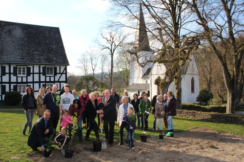 Mit vereinten Kräften wurden die ersten Pflanzen in die Erde gepflanzt. (Foto: OBK)