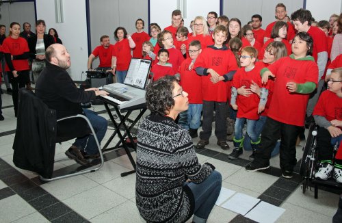 Sebastian Timpe und Birgit Kolb mit den Minis und Maxis. (Foto: OBK)