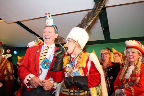 Landrat Jochen Hagt und Renate Bosch mit Schmölzchen. (Foto: OBK) 