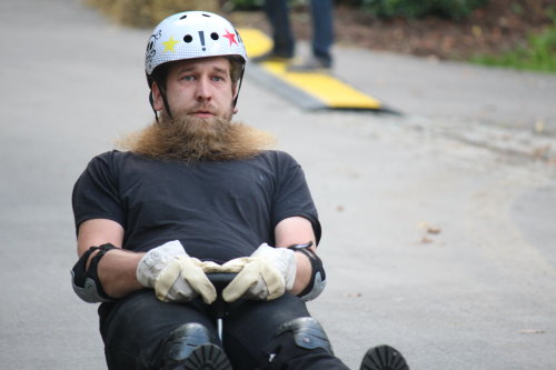 Fliegender Bart auf fliegendem Bobbycar(Foto: OBK)