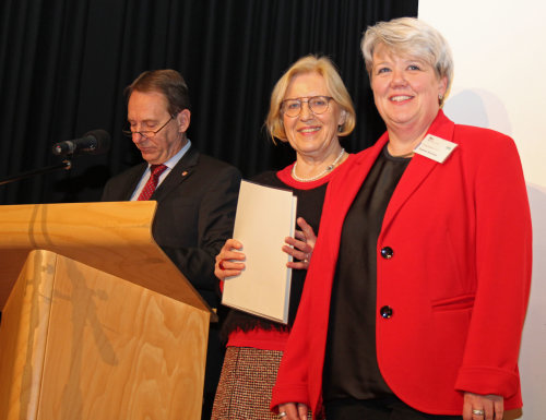 Jochen Hagt, Kommissionsvorsitzende Ursula Mahler und die Organisatorin des Kreiswettbewerbs Sabine Bremen. (Foto: OBK)