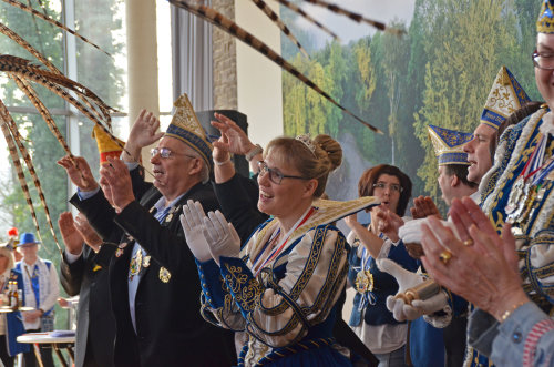 Gemeinsames "Schunkeln" der Tollitäten. (Foto: OBK)