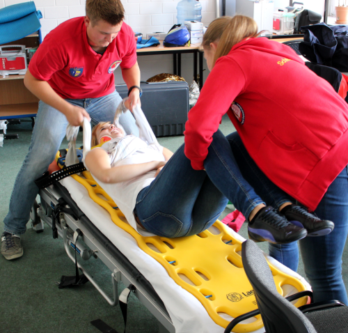 Die Teilnehmenden erprobten den Umgang mit Patienten und Equipment. (Foto: OBK)