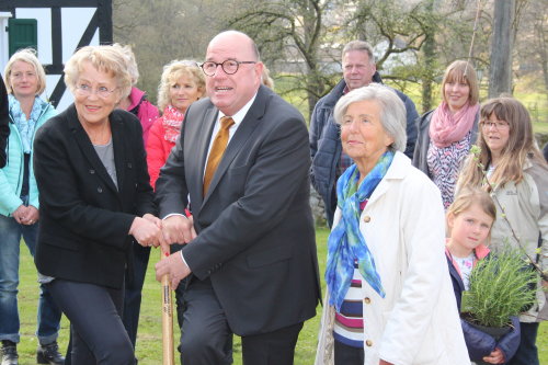 Ideengeberin und Weitblick-Lotsin Waltraud Pschirrer (v.l.), Bürgermeister Wilfried Holberg und Weitblick-Lotsin Gisela Zielonka-Unger. (Foto: OBK)