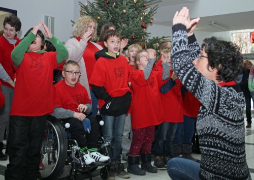 Das Lied von den dicken roten Kerzen in Gebärdensprache unter Leitung von Birgit Kolb. (Foto: OBK) 