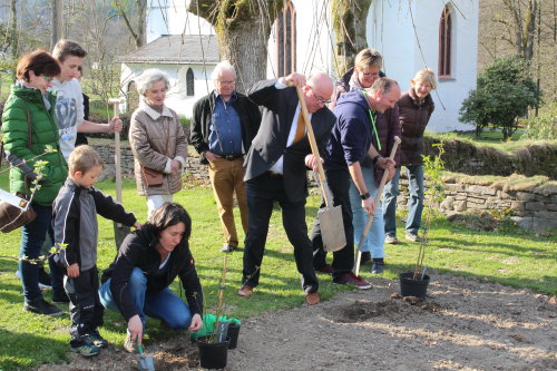 Bürgermeister Wilfried Holberg zeigte beim ersten Spatenstich vollen Körpereinsatz. (Foto: OBK)