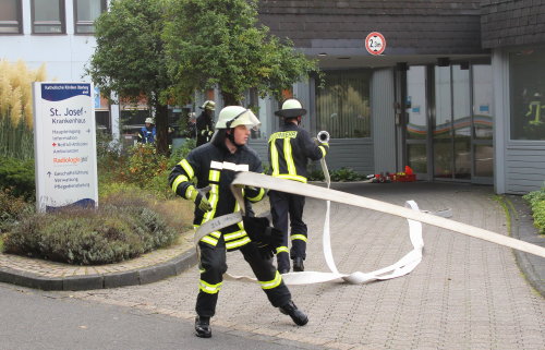 Die Wasserversorgung zur Brandbekämpfung wird sichergestellt. (Foto: OBK)