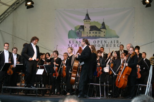 Das Klassik Open Air auf Schloss Homburg findet traditionell geschützt unter einem Zeltdach im Zwinger des Schlosses statt. (Foto: OBK) Das Klassik Open Air auf Schloss Homburg findet traditionell geschützt unter einem Zeltdach im Zwinger des Schlosses statt. (Foto: OBK)