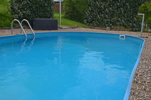 Auch Besitzer von privaten Pools müssen sorgfältig das Schwimmbad-Abwasser entsorgen. (Foto: OBK)