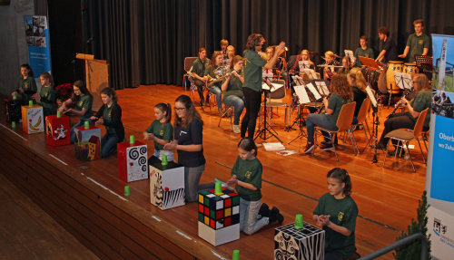 Das Jugendorchester des Musikvereins Dohrgaul unter Leitung von Mutter und Tochter: Claudia und Bianka Nassenstein. (Foto: OBK)