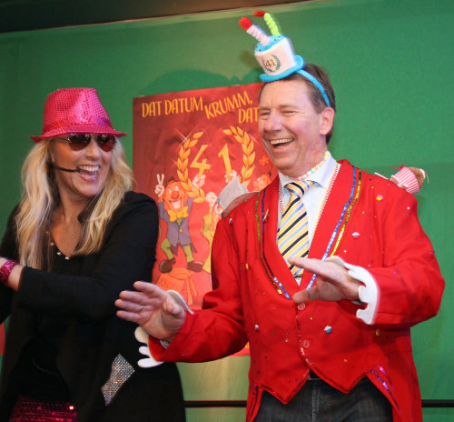 Britta Berger und Landrat Jochen Hagt beim Mottolied "Radda Doll". (Foto: OBK)