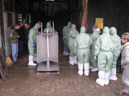 Tierärzte in weißen Schutzanzügen übten den Ernstfall (Foto: OBK)