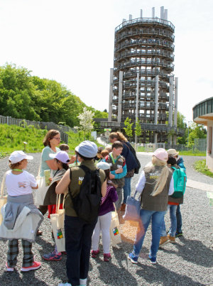 Die Schülergruppe startet zur Exkursion. (Foto: OBK)