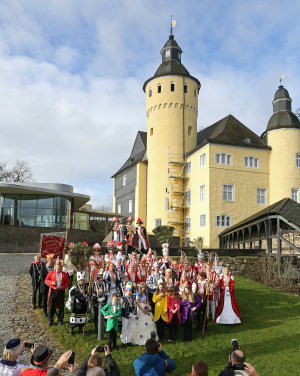 Bei schönstem Wetter stellten sich die Tollitäten zum Gruppenfoto auf. (Foto: OBK)