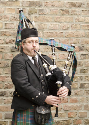Dudelsackspieler Axel Römer spielt zum Saisonauftakt den Dudelsack. (Foto: Axel Römer)