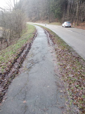 Schäden am Gehweg zwischen Wefelsen und Mickenhagen an der K 11 werden beseitigt. (Foto: OBK)