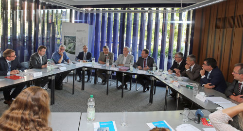 Die Bürgermeister von Gummersbach, Lindlar, Marienheide und Reichshof, der Landrat und die Deutsche Telekom stellten die Pläne der Öffentlichkeit vor. (Foto: OBK)