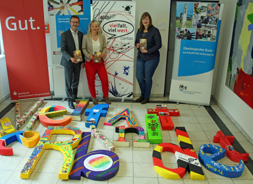 Dr. Bernhard Wunder, kath. Bildungswerk; Stefanie Baus, Caritas und Sarah Krämer, KI laden zu den vielfältigen Veranstaltungen der Interkulturellen Woche im Oberbergischen Kreis ein. (Foto: OBK)