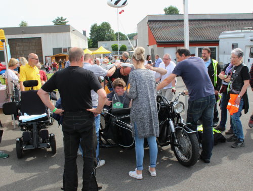 Ein elektrische Lifter gab Hilfestellung beim Einstieg in den Beiwagen. (Foto: OBK)