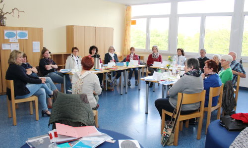 Zwölf Lesepatinnen und Lesepaten nahmen an der ersten Schulung in der Gemeinschaftshauptschule Lindlar teil. (Foto: OBK) Zwölf Lesepatinnen und Lesepaten nahmen an der ersten Schulung in der Gemeinschaftshauptschule Lindlar teil. (Foto: OBK)