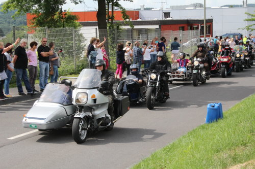 "Gute Fahrt", wünschten die Zuschauerinnen und Zuschauer vom Gehweg aus.(Foto: OBK)