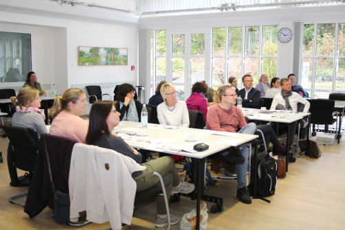 Die Gruppe der Fachleiterinnen und Fachleiter des Zentrums für schulpraktische Lehrerausbildung in Engelskirchen folgte dem Vortrag in Gummersbach. (Foto: OBK)