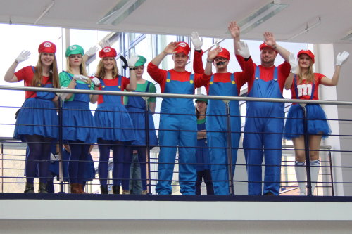 Die Mitarbeiterinnen und Mitarbeiter verfolgten den Kreishaussturm auf allen Etagen des Gebäudes. (Foto: OBK) Die Mitarbeiterinnen und Mitarbeiter verfolgten den Kreishaussturm auf allen Etagen des Gebäudes. (Foto: OBK)