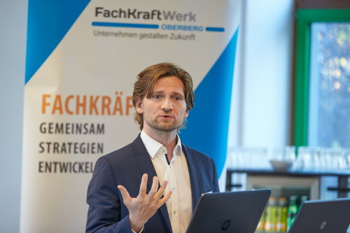 Peer Bieber (Geschäftsführer Arbeitgebergold) stellte verschiedenste Möglichkeiten zum Personalrekruting vor. (Foto: OBK) Peer Bieber (Geschäftsführer Arbeitgebergold) stellte verschiedenste Möglichkeiten zum Personalrekruting vor. (Foto: OBK)