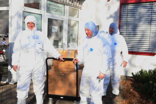 Die Teams rückten in Schutzkleidung in das betroffene Gebiet aus. (Foto: OBK)