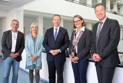 Herzliche Begrüßung im Kreishaus (v.l.n.r.): Thomas Gunkel, Schulaufsicht; Anke Koester, Leiterin des Amtes für Schule und Bildung, Landrat Jochen Hagt, Schulleiterin Eva Böhm und Sozialdezernent Ralf Schmallenbach. (Foto: OBK)