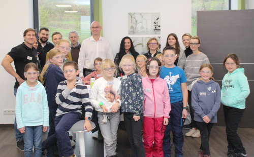 Fleißig in den Herbstferien: Die Schülergruppe mit den beteiligten Partnern, die den Kurs im MINT LAB im Rahmen der Herbstakademie MINTeraktiv anboten..(Foto: OBK) Fleißig in den Herbstferien: Die Schülergruppe mit den beteiligten Partnern, die den Kurs im MINT LAB im Rahmen der Herbstakademie MINTeraktiv anboten..(Foto: OBK)