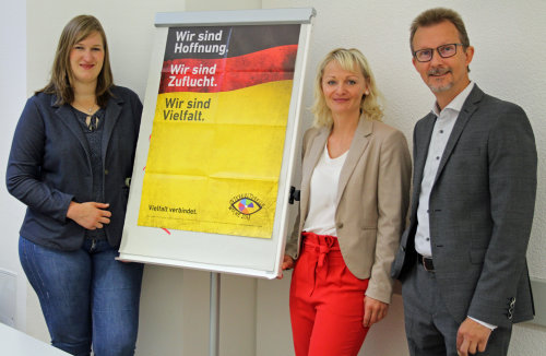 Die zentralen Botschaften der Interkulturellen Woche haben Sarah Krämer, KI; Stefanie Baus, Caritas Oberberg und Dr. Bernhard Wunder, kath. Bildungswerk Oberberg, präsentiert. (Foto: OBK) 