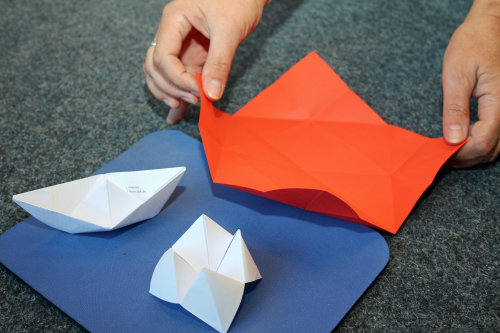Klassische Modelle für Origamieinsteiger: schnell entstehen Papierschiffchen, Flieger oder "Himmel und Hölle". Die Kunst des Papierfaltens ist schon bei Kindern beliebt. Mit Geduld und etwas Geschick entstehen beeindruckende Papiermodelle. (Foto: OBK) Klassische Modelle für Origamieinsteiger: schnell entstehen Papierschiffchen, Flieger oder "Himmel und Hölle". Die Kunst des Papierfaltens ist schon bei Kindern beliebt. Mit Geduld und etwas Geschick entstehen beeindruckende Papiermodelle. (Foto: OBK)