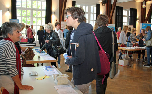 Reger Austausch an den Infoständen des Fachtags. (Foto: OBK)