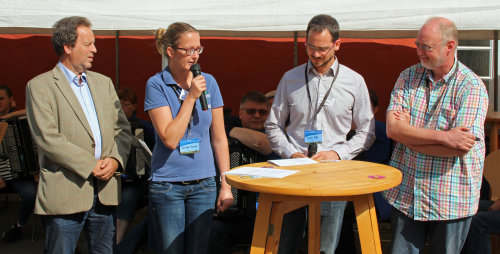 Diskussionsrunde zum zentralen Thema des diesjährigen Bergischen Landschaftstags "Modellregion Landschaft und Naturschutz Bergisches Land" (v.l.n.r.): Peter Lautz, Kreislandwirt Rheinisch Bergischer Kreis; Manuela Thomas und Tobias Mika, beide Modellregion Landschaft und Naturschutz Bergisches Land; Michael Gehard, NABU Oberberg. (Foto: OBK) 