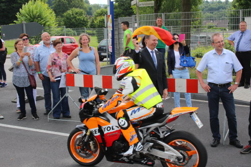 Landrat Jochen Hagt gab als Schirmherr das Startsignal. (Foto: OBK)