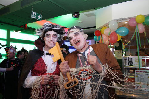 Beim Einzug in die Kreiskantine waren Ralf Schmallenbach (l.) und Uwe Stranz (r.) noch guter Dinge. (Foto: OBK) Beim Einzug in die Kreiskantine waren Ralf Schmallenbach (l.) und Uwe Stranz (r.) noch guter Dinge. (Foto: OBK)
