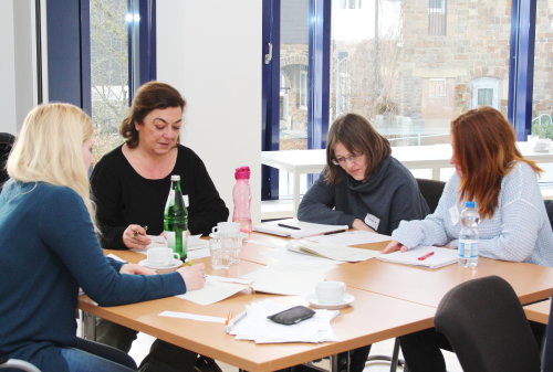 In Kleingruppen erarbeiteten die Teilnehmenden selbst Aufgabenstellungen. (Foto: OBK)