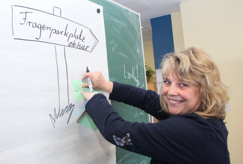 Die Diplom-Sozialarbeiterin Johanna Schlürscheid koordinert die Lesepatenschaften an der Gemeinschaftshauptschule Lindlar. (Foto: OBK) Die Diplom-Sozialarbeiterin Johanna Schlürscheid koordinert die Lesepatenschaften an der Gemeinschaftshauptschule Lindlar. (Foto: OBK)