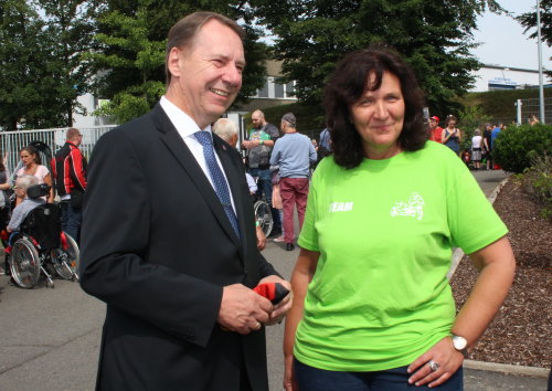 Landrat Jochen Hagt und die Weitblick-Lotsin und Organisatorin Rita Pack. (Foto: OBK)