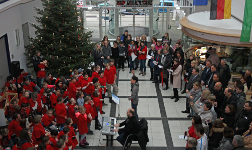 Das Foyer des Kreishauses wurde zum weihnachtlichen Konzertsaal. (Foto: OBK)