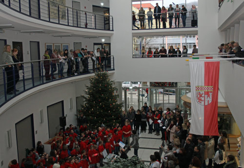 Vor und gemeinsam mit den gut besuchten Rängen erklangen die Weihnachtslieder (Foto: OBK)