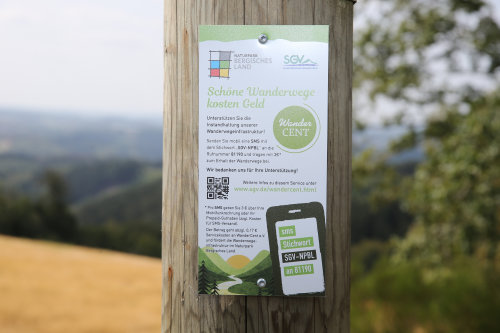 Diese Schilder informieren über die Möglichkeit zur Spende eines "WanderCents". (Foto: OBK