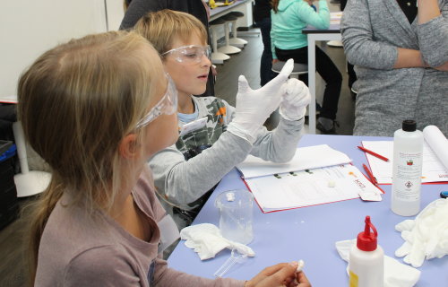 Schutzbrille und Gummihandschuhe, wie bei den Großen - die Nachwuchsforscher machen sich für ihr nächstes Experiment bereit.(Foto: OBK) Schutzbrille und Gummihandschuhe, wie bei den Großen - die Nachwuchsforscher machen sich für ihr nächstes Experiment bereit.(Foto: OBK)