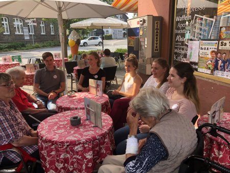 Die Auszubildenden halfen im Betreuungshaus Wagner in Morsbach und machten mit einigen Seniorinnen und Senioren einen Ausflug in die Eisdiele. (Foto: OBK)