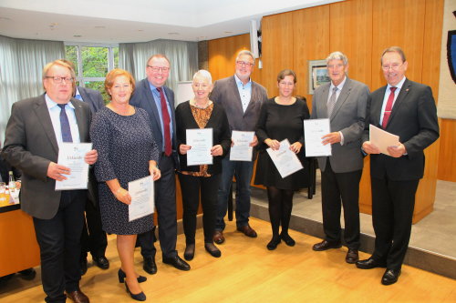 Jürgen Marquardt (CDU, v.l.n.r.), Michaela Engelmeier (SPD), Thorsten Konzelmann (SPD), Ina Albowitz-Freytag (FDP), Harald Langusch (CDU), Larissa Gebser (CDU) und Prof. Dr. Friedrich Wilke (FDP) wurden durch Landrat Jochen Hagt für 15 Jahre Kreistags-Mitgliedschaft geehrt. (Foto: OBK)