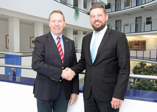 Landrat Jochen Hagt begrüßt Felix Ammann als neuen Technischen Dezernenten des Oberbergischen Kreises. (Foto: OBK)