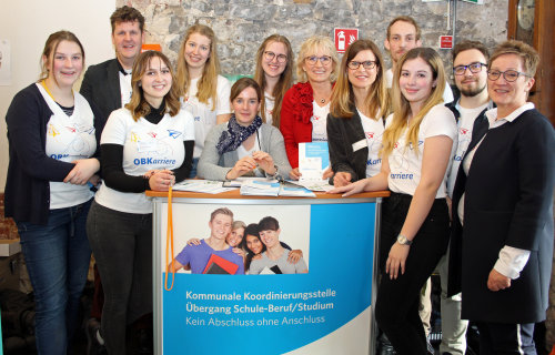 Die Kommunale Koordinierungsstelle Übergang Schule-Beruf/ Studium um Claudia Fuchs (r.) bringt den neuen Newsletter heraus. (Foto: OBK) Die Kommunale Koordinierungsstelle Übergang Schule-Beruf/ Studium um Claudia Fuchs (r.) bringt den neuen Newsletter heraus. (Foto: OBK)